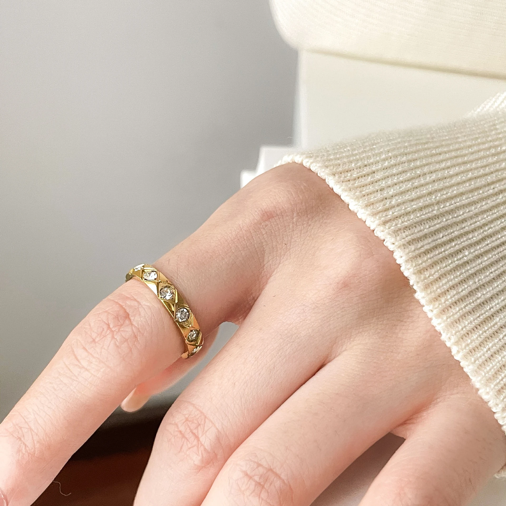 Anel feminino de zircônia com coração de rosa, ideal para demonstrar amor. Joia elegante e charmosa para usar em qualquer ocasião. — foto 2