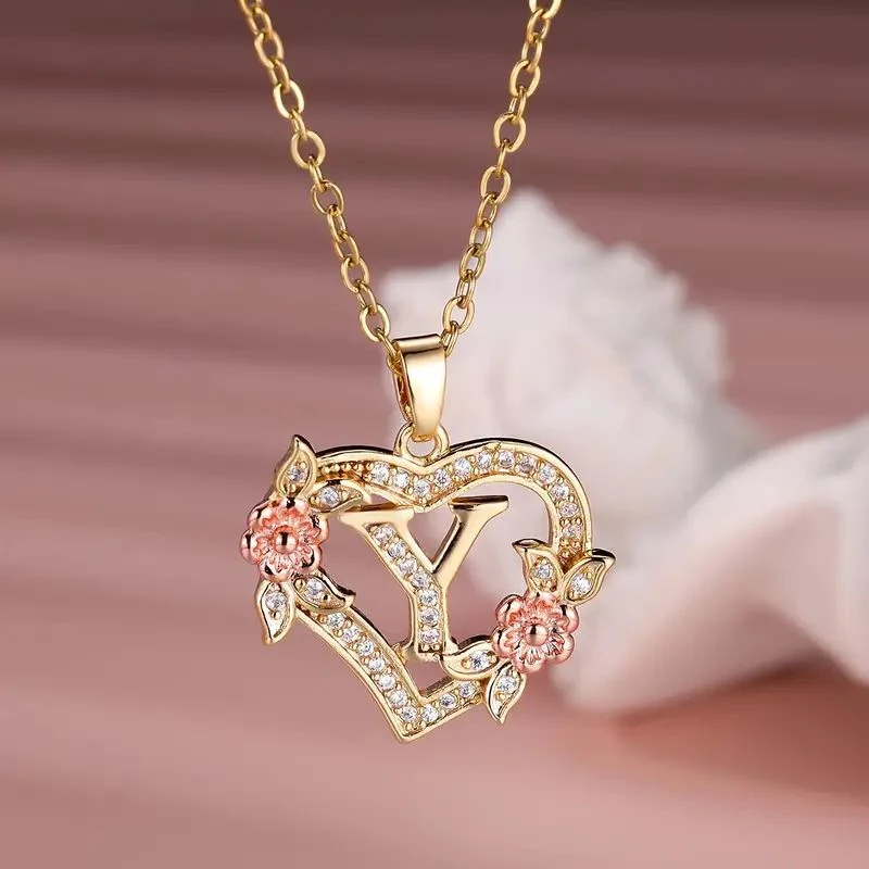 Colar de Moda Vazado Coração de Amor Flores Letras, Presente Romântico Ideal para Ela, Joia Delicada e Cheia de Significado, Amor Eterno. — foto 3