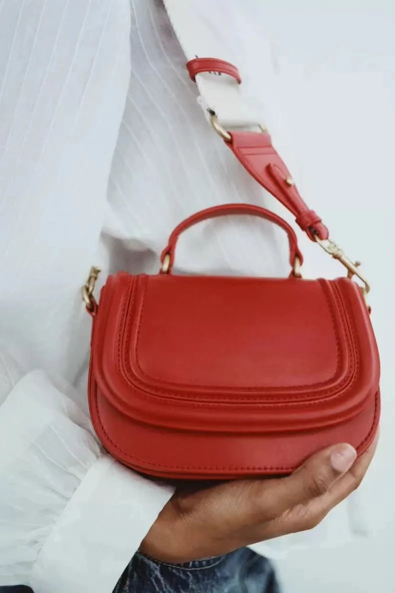 Kırmızı Mini Çapraz Omuz Çantası, günlük ve taşınabilir. Omuzda taşımak için küçük crossbody çanta, günlük kullanım için idealdir. — Fotoğraf 5