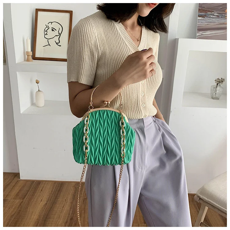 Bolsa com corrente e clip, essencial para o dia a dia. Leve seus pertences com segurança e estilo, design elegante e versátil. — foto 2