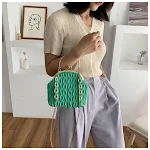 Bolsa com corrente e clip, essencial para o dia a dia. Leve seus pertences com segurança e estilo, design elegante e versátil. — foto 2