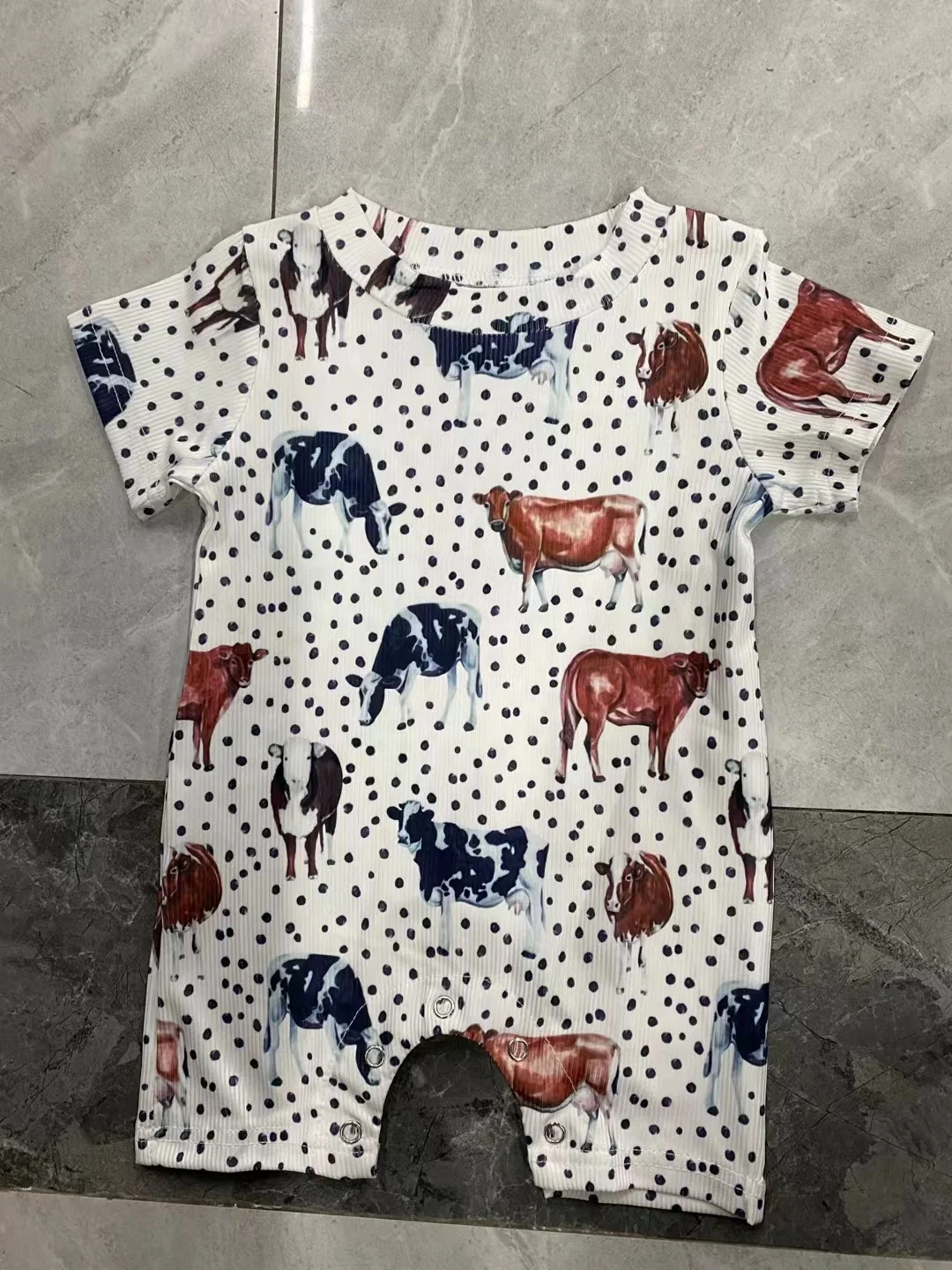 Macacão de uma peça com estampa animal e listras afundadas, perfeito para o verão. Conforto e estilo em uma só peça, ideal para os dias ensolarados. — foto 3