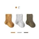 Meias de bebê outono estilo novo, pernas sem aperto, cor pura, macias e confortáveis para aquecer e proteger os pezinhos do seu bebê. — foto 1
