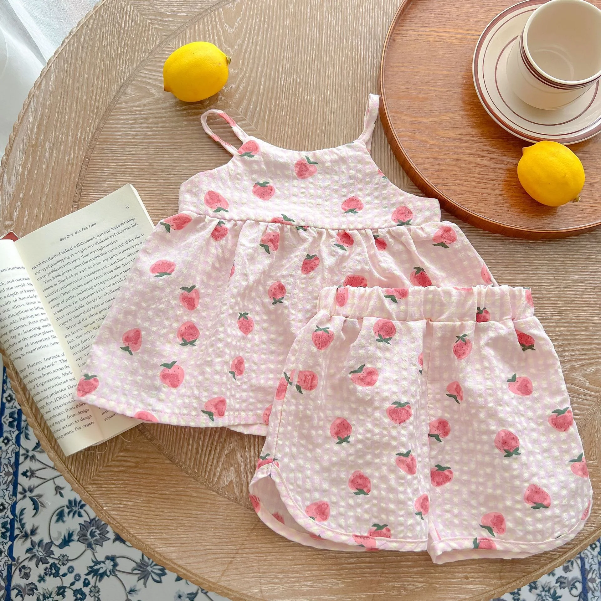 Conjunto de verão para bebê, algodão gaze estampado, top com suspensórios e shorts, macio e confortável. — foto 15