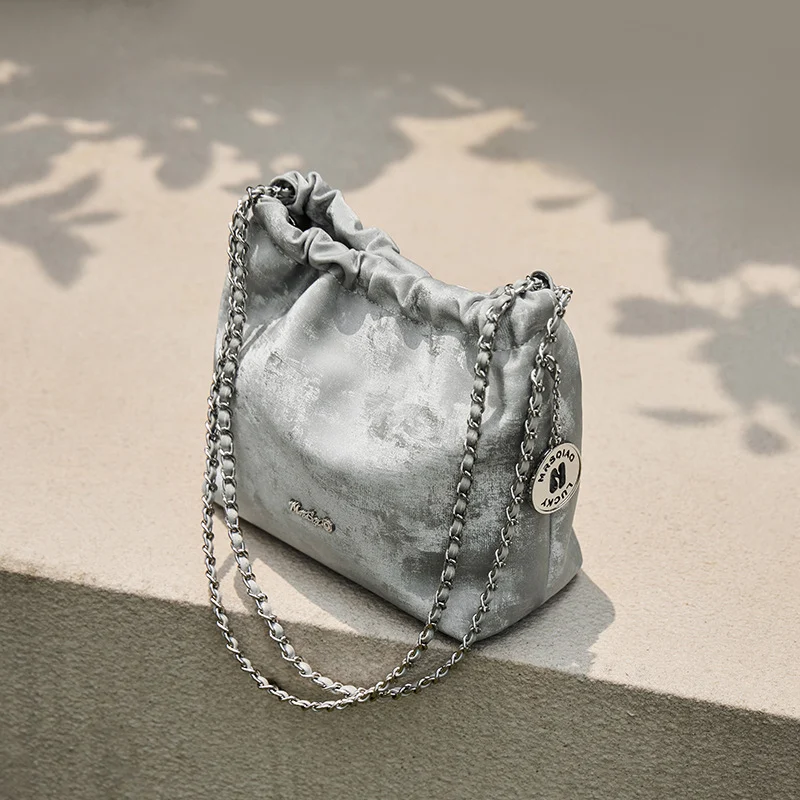 Bolsa Feminina Transversal Outono Inverno, Tipo Balde com Corrente, Couro, para Ombro. Conforto e Estilo para Todas as Ocasiões. — foto 7