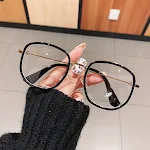 Óculos de miopia com armação pequena e efeito fosco, tendência da moda. Estilo "hot", ideal para fotos e um visual fashion. — foto 1