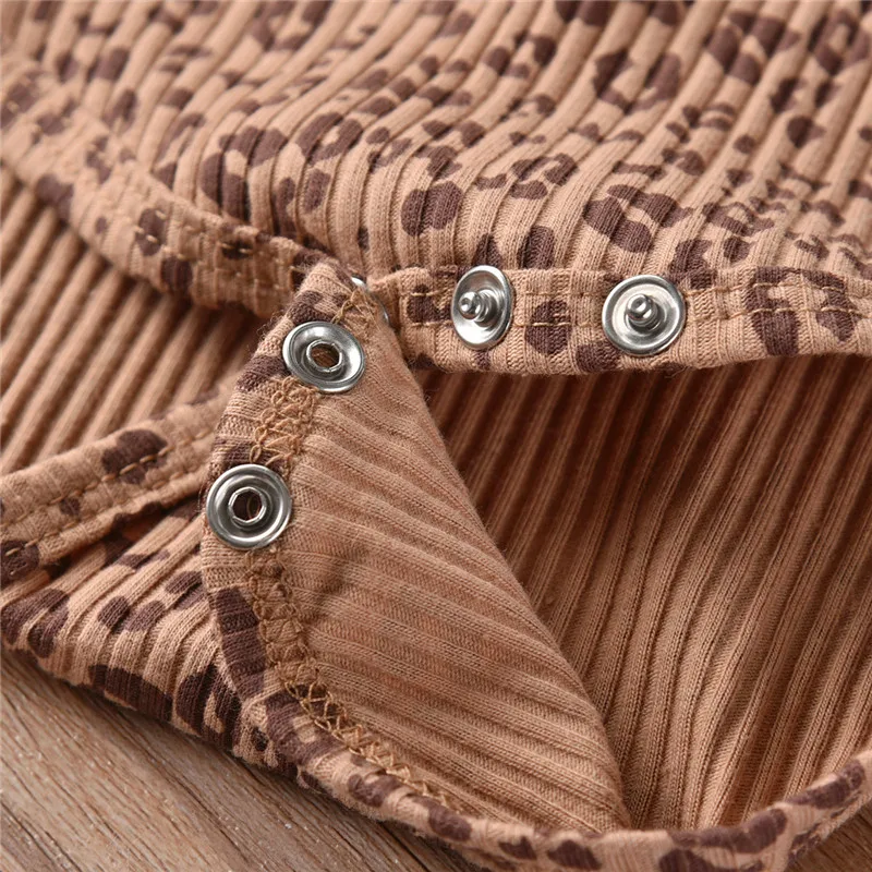 Conjunto infantil de verão com estampa de leopardo e listras, romper shorts com duas peças, ideal para brincar e se divertir no calor. — foto 6