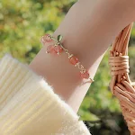 Pulseira estilo Mori com cerejas, design antigo. Adicione um toque vintage e sofisticado ao seu visual. Perfeita para diversas ocasiões. — foto 3
