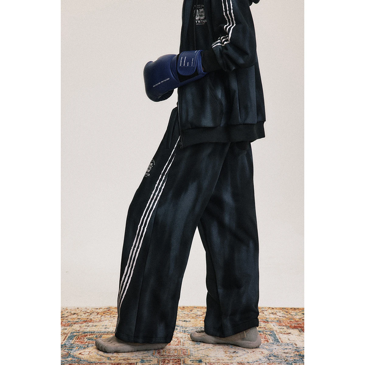 Pantaloni della tuta americani retrò strappati, ampi e dritti. Comfort e stile casual per un look rilassato e di tendenza. — foto 6