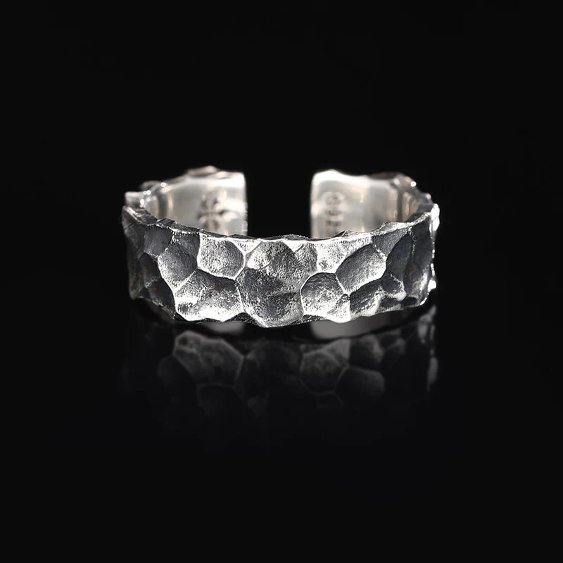 Anel martelado em prata 925, design elegante e atemporal, ideal para uso diário ou para presentear alguém especial com sofisticação. — foto 1