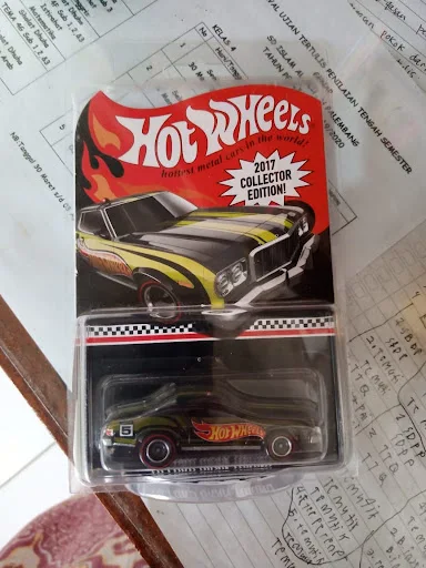 Title 4, Hot Wheels Carro de Liga com Base de Ferro e Pn...