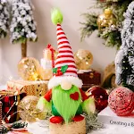 Decoração de vitrine de Natal com boneca sem rosto, ideal para criar um ambiente festivo e misterioso, perfeita para a temporada. — foto 15