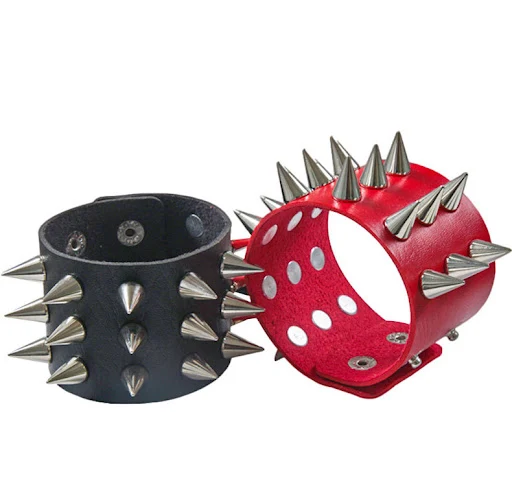Title 4, Pulseira de couro escura com rebites pontudos e...
