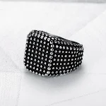 Anel Masculino Retrô Quadrado Preto com Pontos de Cânhamo, Personalidade Fashion, Design Vintage para um Visual Distinto e Sofisticado. — foto 1