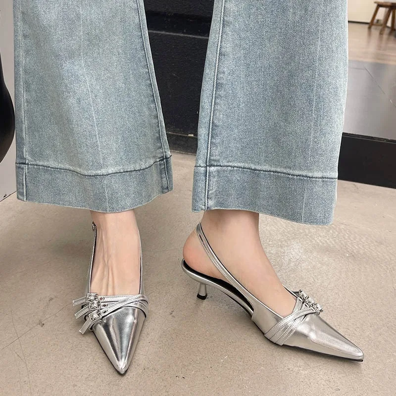 Sapatos femininos elegantes de salto alto com tira no tornozelo para a primavera. Bico fino, fivela e salto fino. — foto 42