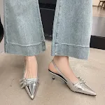 Sapatos femininos elegantes de salto alto com tira no tornozelo para a primavera. Bico fino, fivela e salto fino. — foto 42