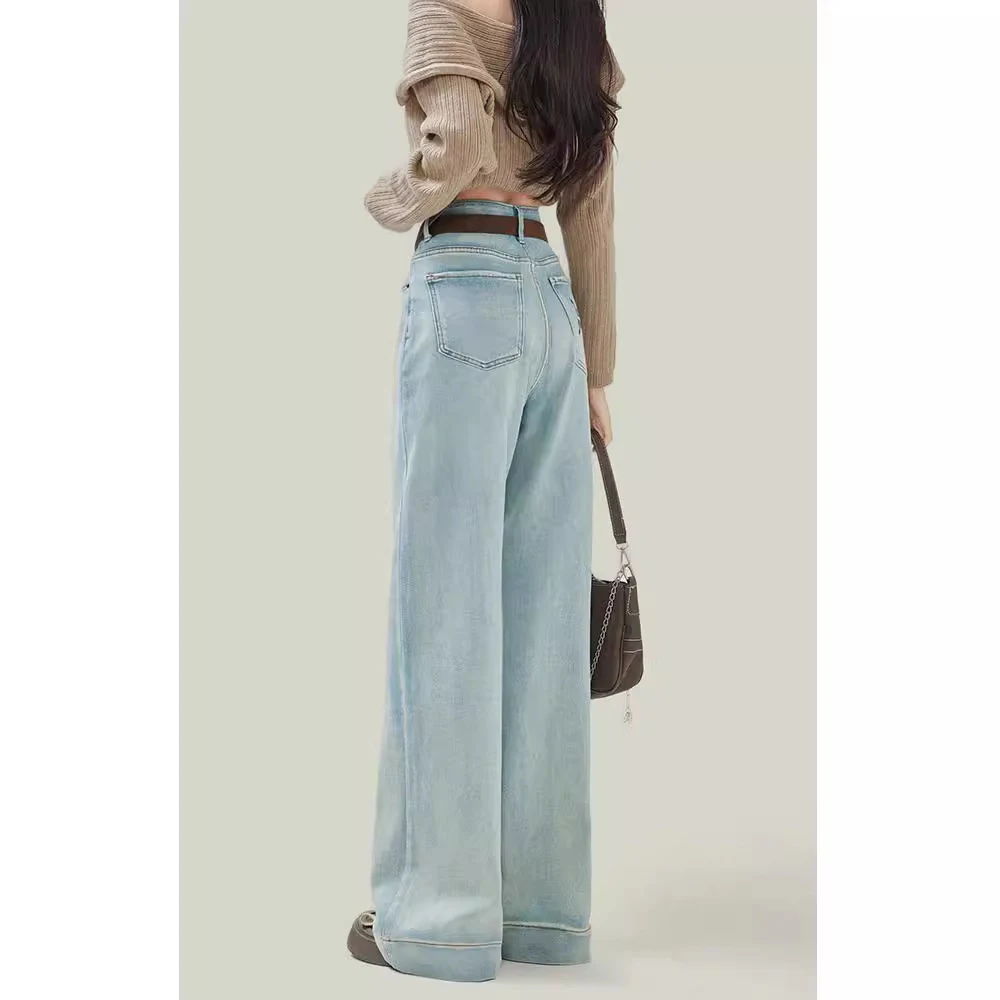 Jeans de mujer sueltos de corte recto, de cintura alta y color claro. Disfruta de comodidad y estilo con estos vaqueros holgados y favorecedores. — foto 3