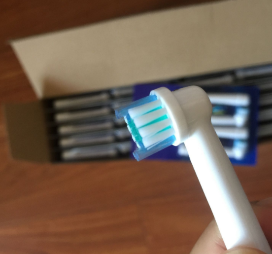 Oral-B diş fırçaları ile üstün temizlik ve sağlıklı dişler. Plakları temizler, dişleri beyazlatır ve diş etlerini korur, parlak bir gülümseme için. — Fotoğraf 2