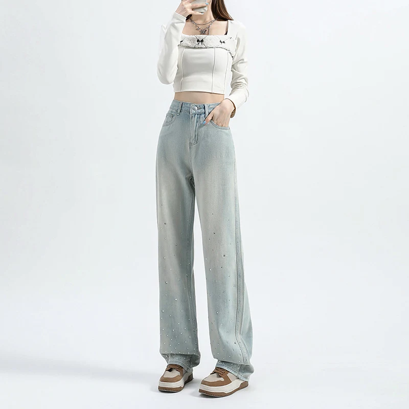 Calças jeans retas folgadas verde menta femininas. Conforto e estilo para o dia a dia. Combine com blusas e tênis para um visual moderno e despojado. — foto 12