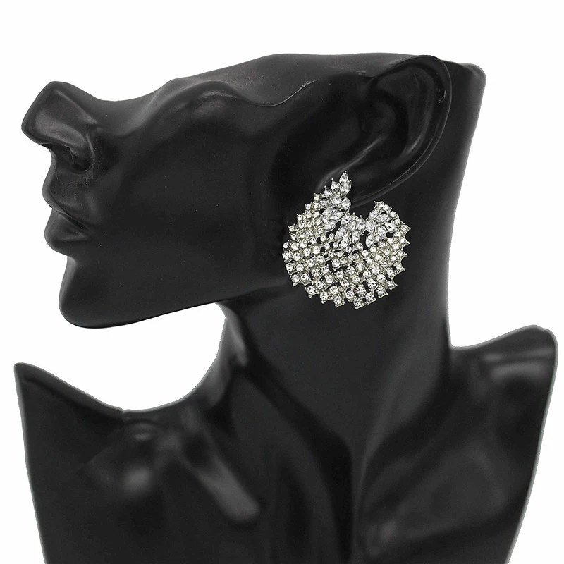 Conjunto de brincos e anel geométricos femininos com diamantes completos, um acessório de moda versátil e elegante para complementar seu look. — foto 3