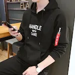 Camiseta masculina de manga longa com capuz, camisa por baixo, suéter. Top moderno e confortável para diversas ocasiões, perfeito para sobreposições. — foto 2