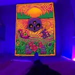 Tapeçaria Fluorescente Esqueleto Cogumelo Astronauta Decore Seu Espaço com Arte Cósmica e Brilho Sob Luz Negra — foto 2
