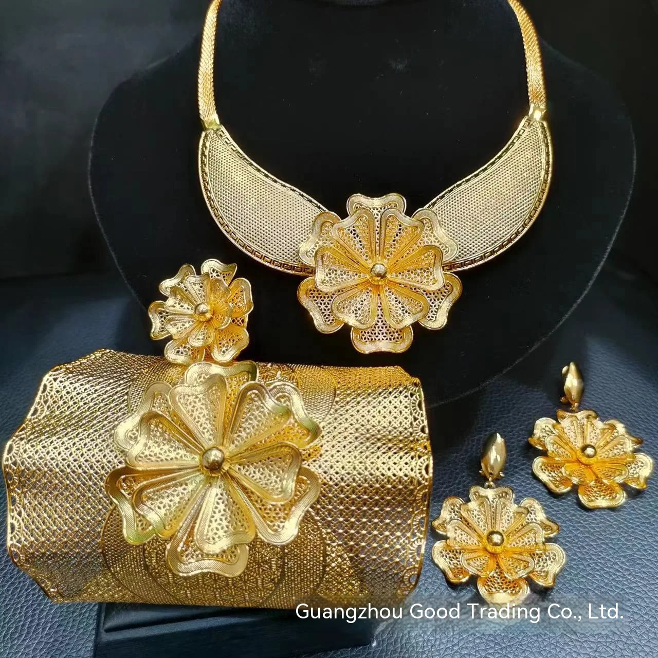Conjunto de Joias Vazadas de Flores Grandes Banhado a Ouro 24K. Adicione luxo e sofisticação ao seu visual com esta peça. — foto 2