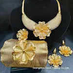 Conjunto de Joias Vazadas de Flores Grandes Banhado a Ouro 24K. Adicione luxo e sofisticação ao seu visual com esta peça. — foto 2
