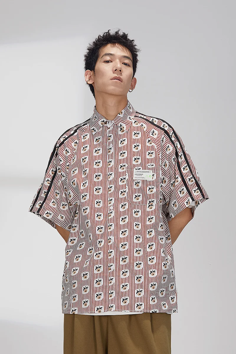 Camiseta de manga curta com estampa floral, tecido leve e respirável, perfeita para o verão, confortável e com estilo casual. — foto 5