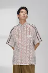 Camiseta de manga curta com estampa floral, tecido leve e respirável, perfeita para o verão, confortável e com estilo casual. — foto 5