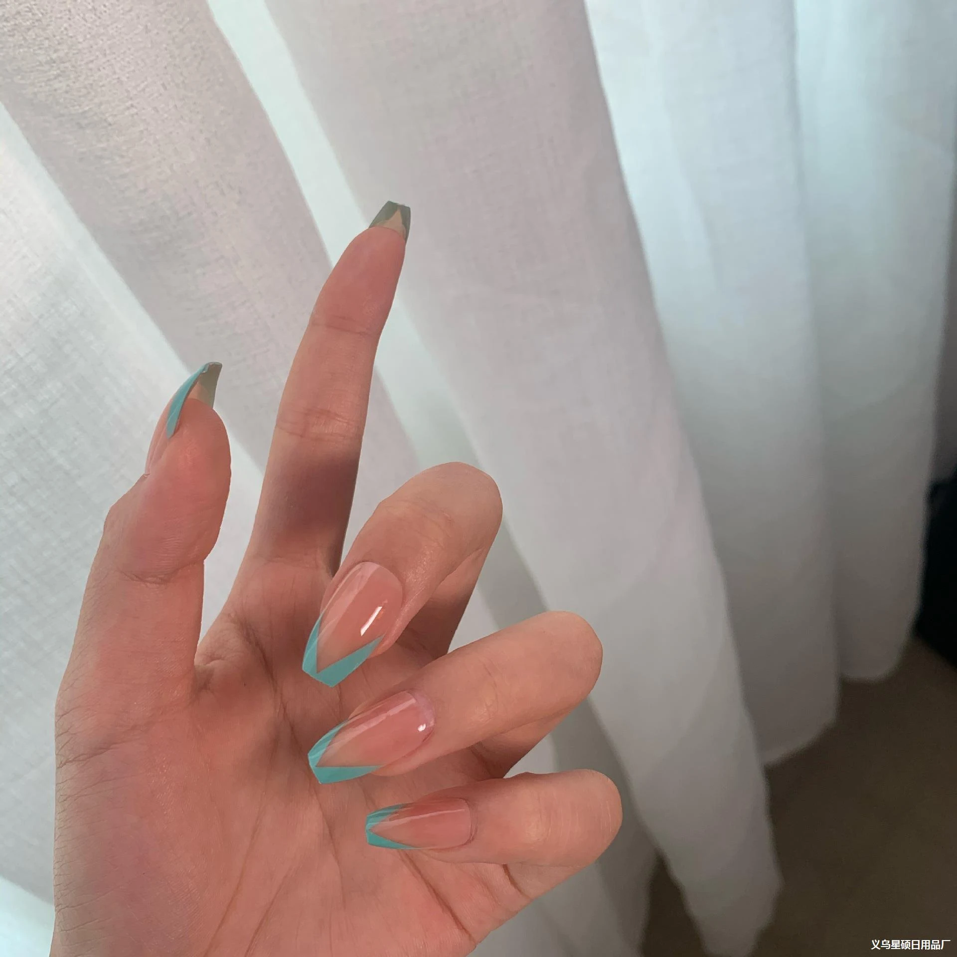 Title 4, Nude Oblique French Lake Blue and Green nagelpa...