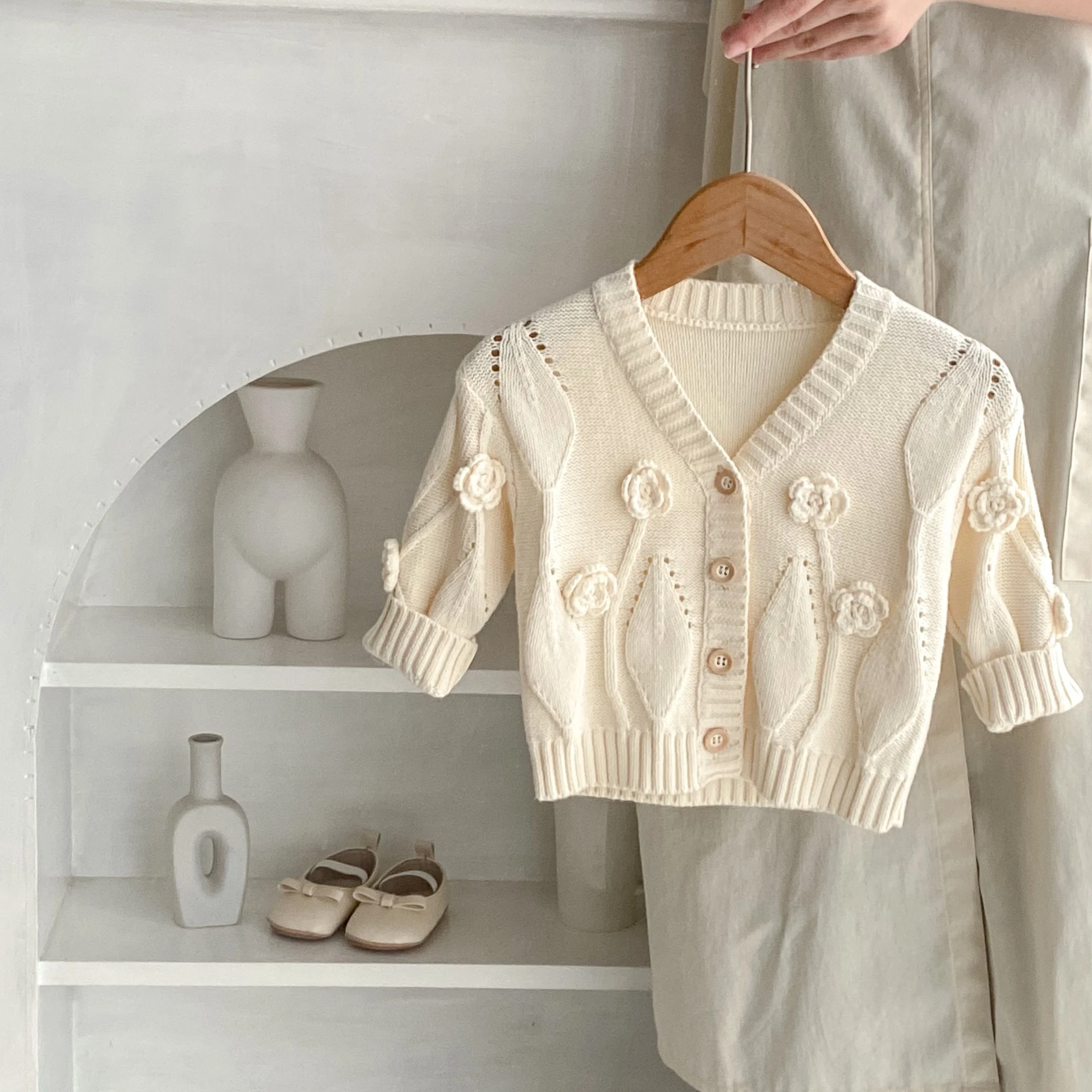 Cárdigan de punto con cuello en V y flores hechas a mano para niños, suave y cómodo, perfecto para abrigar y lucir elegantes. — foto 4
