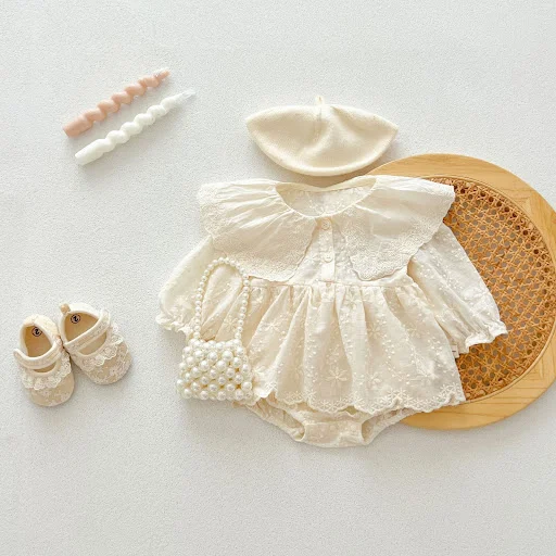Title 7, Vestido de bebê com gola de renda bordada e man...