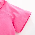 Modisches, niedliches Mädchen-Kleid mit Mesh-Ärmeln. Kurze Ärmel, atmungsaktiv und bequem für den Sommer. Ein tolles Outfit für jeden Tag und besondere Anlässe. — foto 4