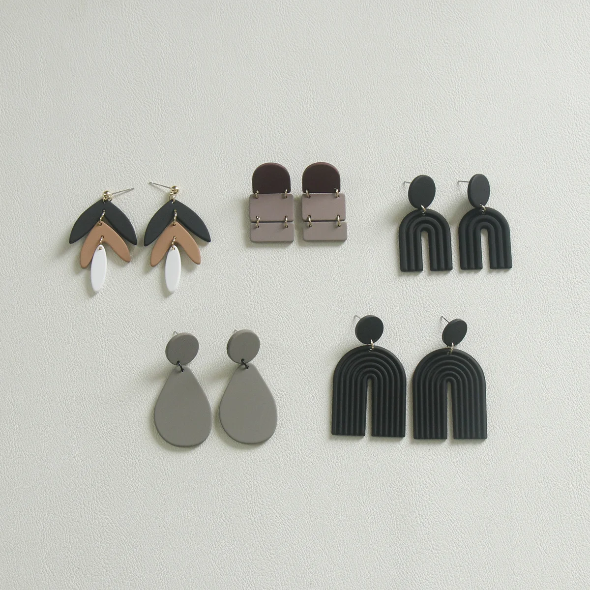 Title 5, Orecchini Lunghi da Donna Serie Nero Grigio con...