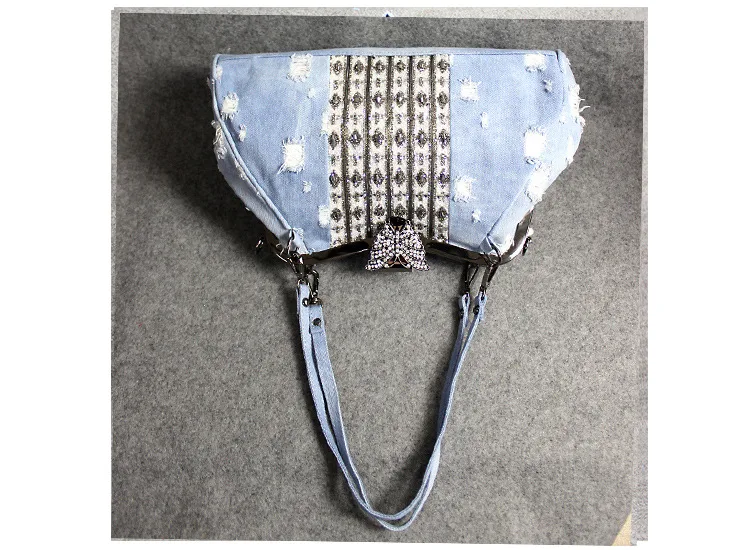 Bolso Bandolera Cruzado Denim Azul Claro con Clip Mariposa y Diamantes, Perfecto para Llevar lo Esencial con Estilo. — foto 6