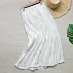 Saia plissada acetinada com brilho perolado sedoso. Leveza e sofisticação para um visual elegante e moderno. Perfeita para diversas ocasiões. — foto 6