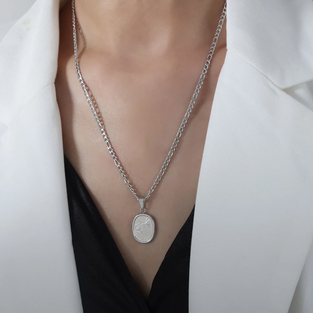 Colar com pingente de flor de aço titânio personalizado para mulheres, um acessório de moda elegante e único que complementa seu visual. — foto 6