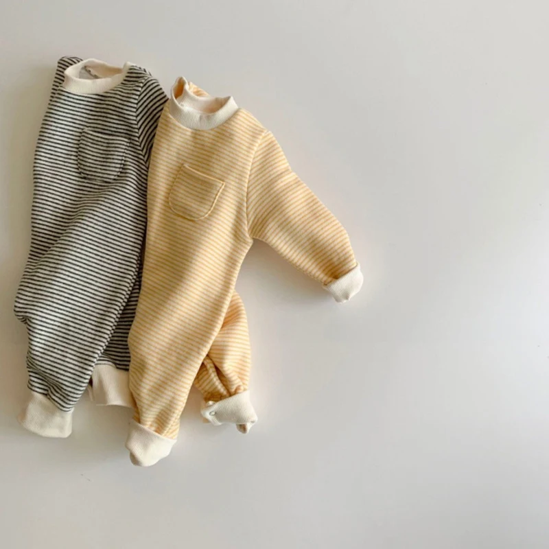Macacões listrados para bebês, perfeitos para atividades ao ar livre. Conforto e estilo garantidos para seu pequeno explorar o mundo. — foto 3