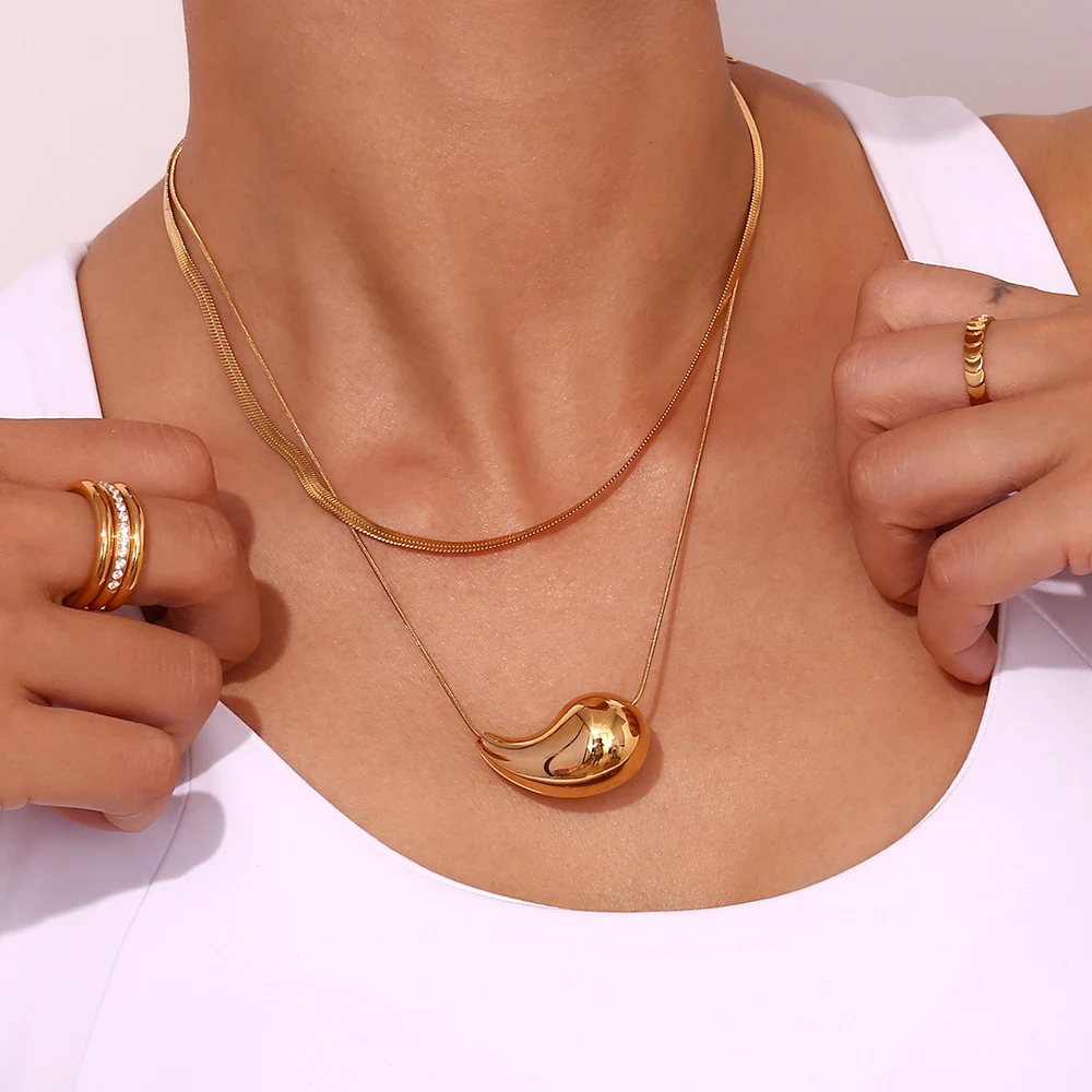 Colar de gota d'água vazada em aço inoxidável banhado a ouro 18K, design delicado e moderno para um toque elegante. — foto 3