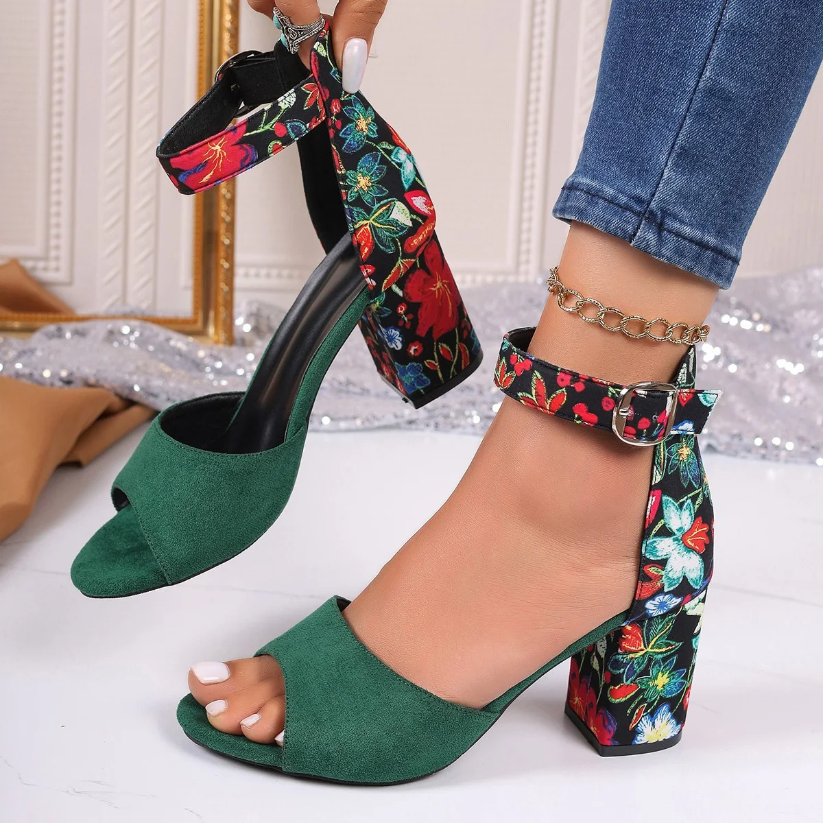 Eenvoudige en modieuze damessandalen met vismondprint. Perfect voor de zomer, comfortabel en stijlvol. Zomerse look gegarandeerd. — foto 9