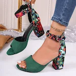 Eenvoudige en modieuze damessandalen met vismondprint. Perfect voor de zomer, comfortabel en stijlvol. Zomerse look gegarandeerd. — foto 9