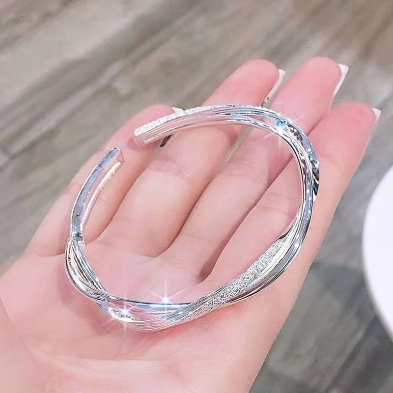 Pulseira feminina torcida em branco, cobre e prata, design de fio torcido, acessório de moda charmoso, ideal para presentear. — foto 1