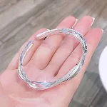 Pulseira feminina torcida em branco, cobre e prata, design de fio torcido, acessório de moda charmoso, ideal para presentear. — foto 1