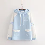 Jaqueta com capuz e mangas compridas estilo universitário. Conforto e estilo combinados para te manter aquecido e com visual moderno em diversas situações. — foto 4