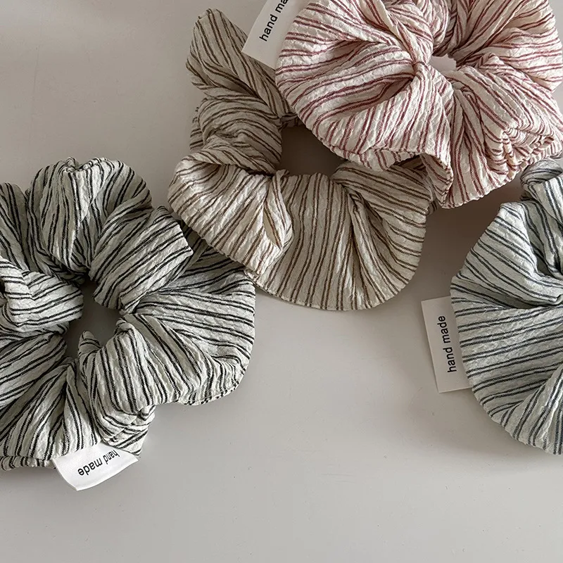Scrunchie esportivo casual listrado, estilo retrô com efeito de intestino grosso, ideal para prender o cabelo com charme. — foto 6