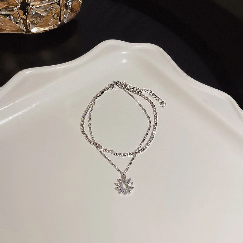 Pulseira versátil de flores com zircônia e pérolas, um toque de elegância. Perfeita para qualquer ocasião, realça sua beleza natural. — foto 51
