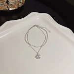 Pulseira versátil de flores com zircônia e pérolas, um toque de elegância. Perfeita para qualquer ocasião, realça sua beleza natural. — foto 51