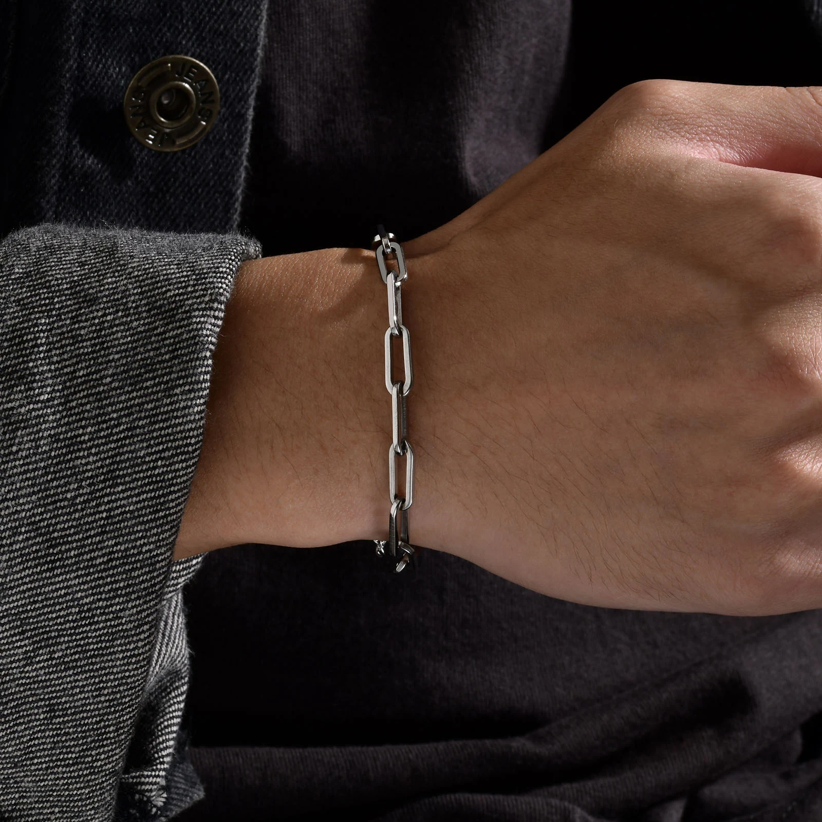 Bracciale da uomo in acciaio inox, ornamento alla moda. Un accessorio elegante e resistente per completare il tuo look con stile. — foto 18