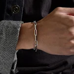 Bracciale da uomo in acciaio inox, ornamento alla moda. Un accessorio elegante e resistente per completare il tuo look con stile. — foto 18